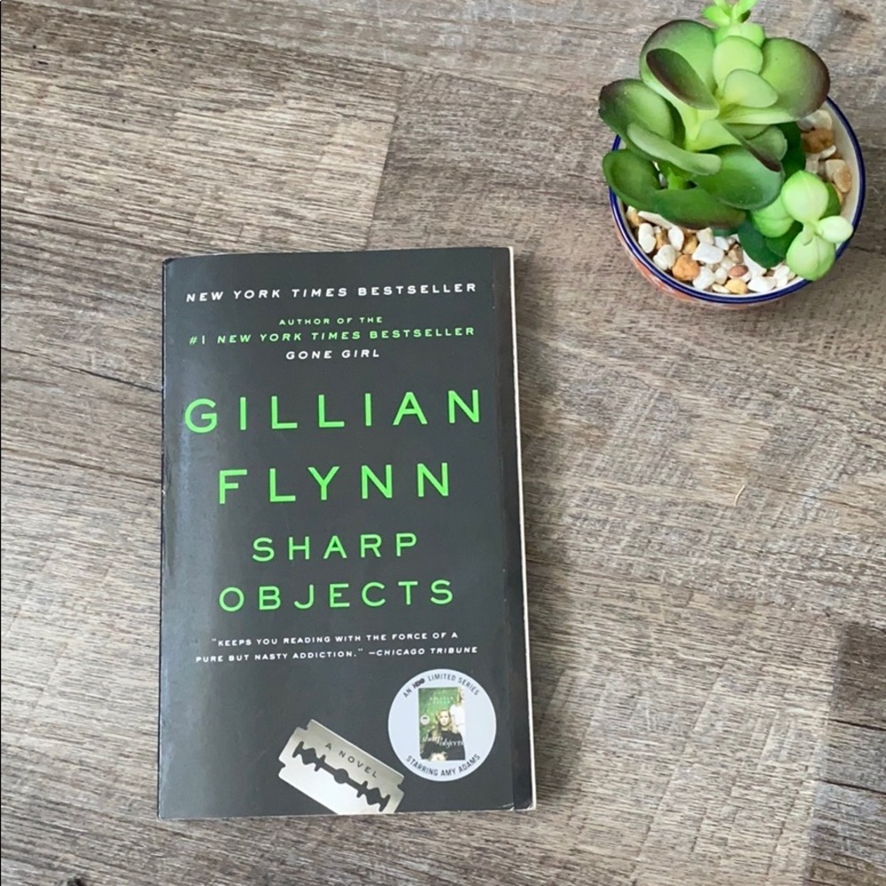 Sharp Objects by Gillian Flynn